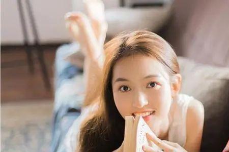 异性同事盯着你看但不主动说话