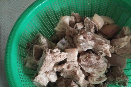 为啥大骨头肉煮出来是红的