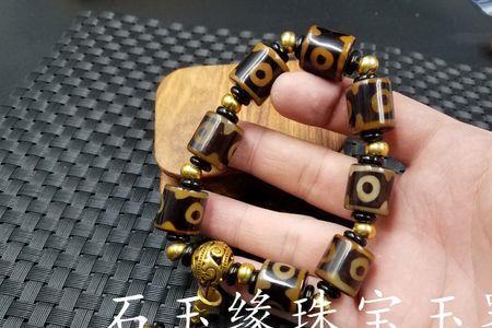 玛瑙三眼天珠是什么材质的
