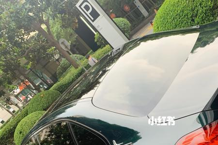 奔驰e260l运动版祖母绿和白色对比