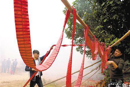 放鞭炮在院子里面放还是在门外