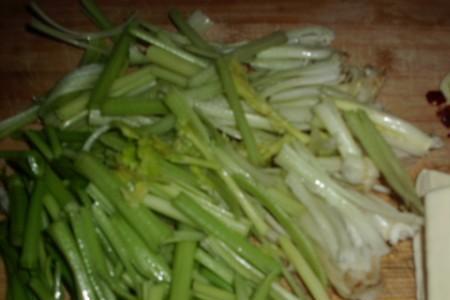 芹菜根切丝的做法