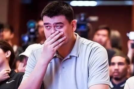 姚明为什么要肩扛劳伦