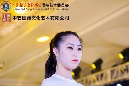 描写模特脚步的词