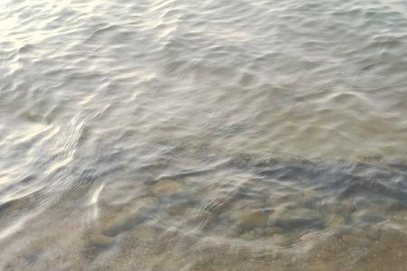 河水清澈透明像什么