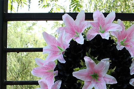 公墓上怎么放花圈