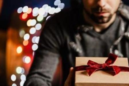 女人接受男人的礼物意味着什么