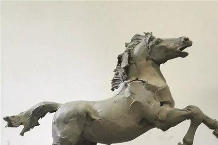 北京展览馆上面的四个雕塑是谁