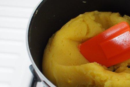 奶黄馅炒成团后很粘手