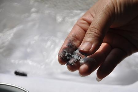 工业碱弄到衣服上怎么清洗