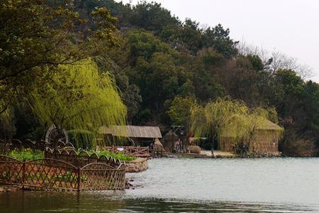 春风吹两岸秋月照九州什么意思
