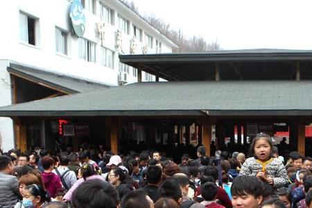 纷至沓来和人山人海的区别