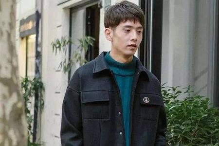 男人脸大穿什么颜色