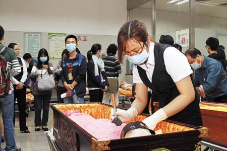 去殡仪馆要带什么证件