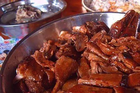蚌肉为何有红色白色的