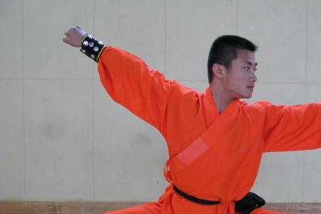 为什么扎马步腰挺不直