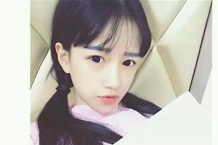 女生举牌照怎么拍