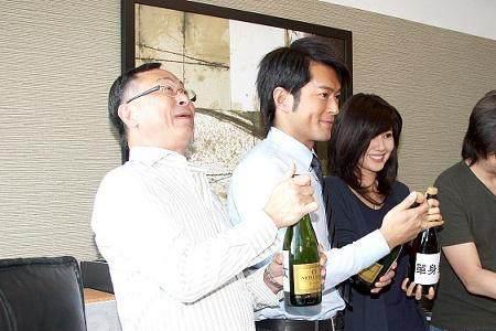 异性同事经常聚餐正常吗