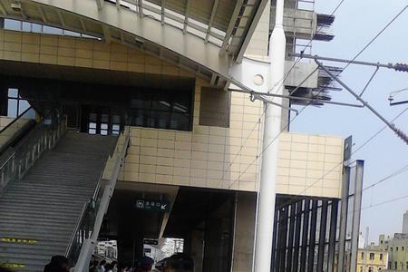 保定火车站停车场有电梯吗