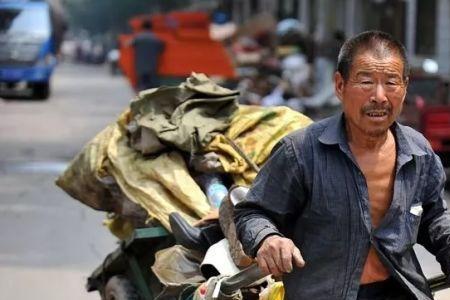 怀旧的人就像一个拾荒者下一句