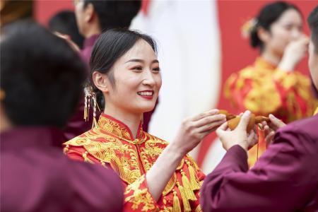 中式婚礼交换信物主持词