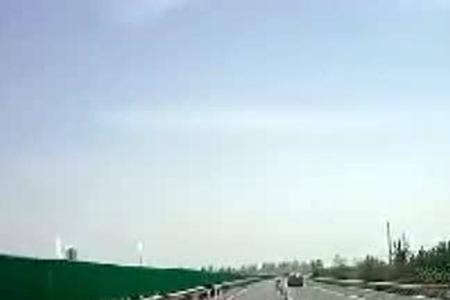 汽车撞坏高速路的路障怎么处理