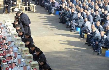 犯人出狱家属一般准备什么