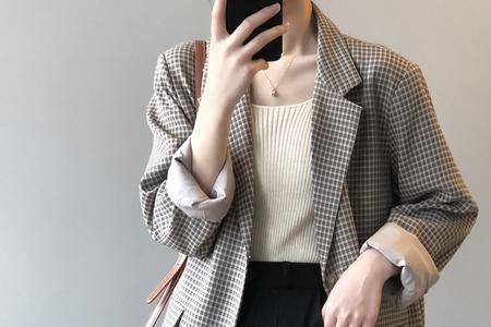 咖色格子西装配什么内搭