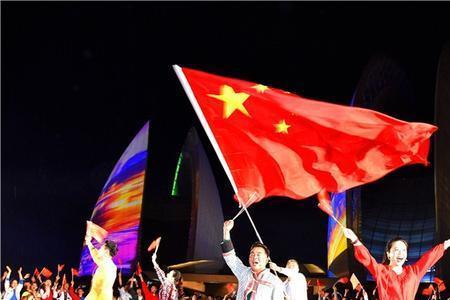 红旗飘飘与歌唱祖国一样吗