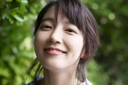 人微笑时眼角向下吗