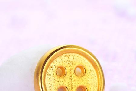 一颗黄金纽扣是什么意思