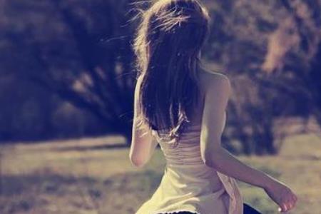 站立喜欢靠墙的女人性格