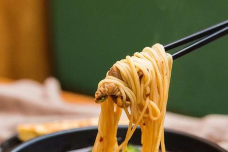 小吃店的麻辣面为什么是黄色的