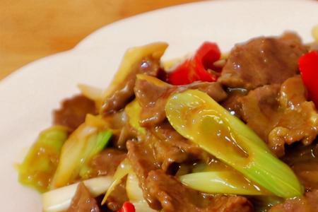 葱香牛腩红薯的做法