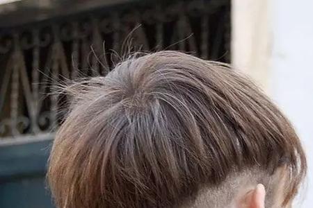 男生头发后面扁平怎么吹得蓬松