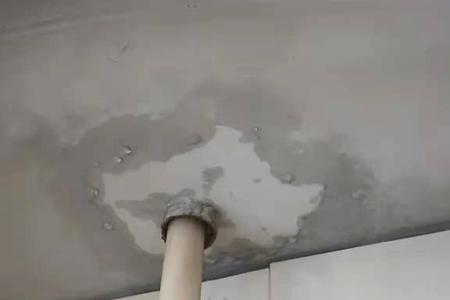 楼上厨房下水管下雨天漏水