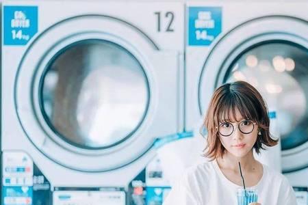 照相时女生头歪向对方心理学