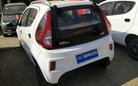 道爵电动汽车油电混合着不住