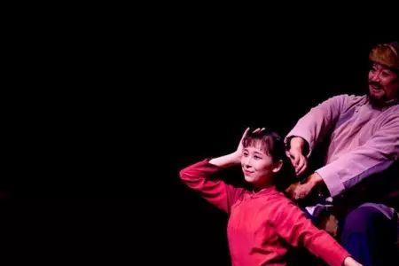 白毛女扎红头绳与格桑拉的区别
