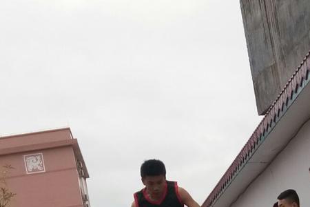 跳高光脚好还是穿鞋