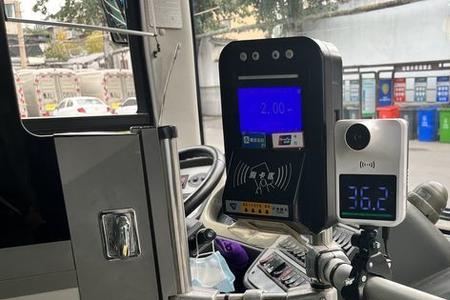 公交车前后两个刷卡机什么意思