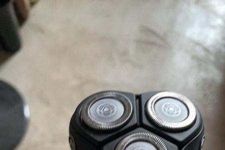 剃须刀灯亮充不了电怎么修