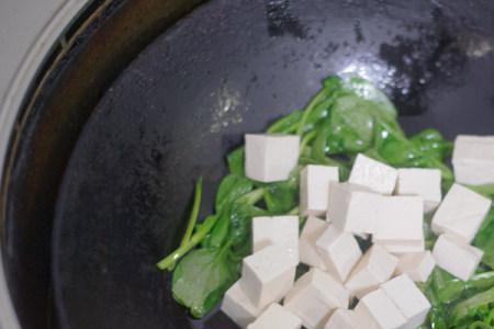 白菜叶炖花生小豆腐的做法