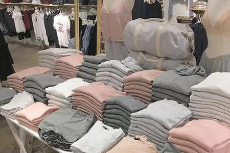 女毛衣店怎么陈列挂墙好看