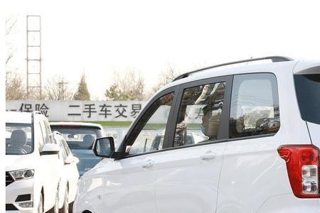 东风景逸和五菱宏光哪个更保值