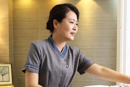 服务员清洁客房时正确的是
