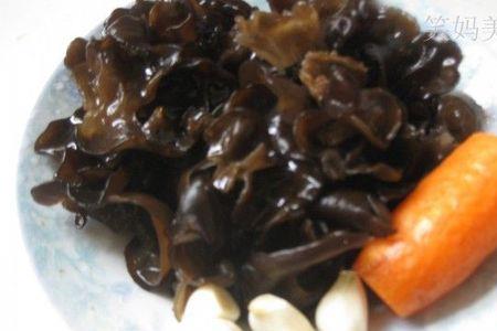 蛋白肉炒木耳的做法