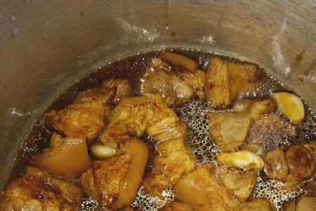 肉烂到锅里什么意思
