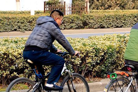 男人不会骑自行车很奇怪吗