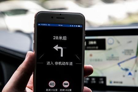 手机导航显示汽车正在导航中